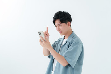 男性　スマートフォン