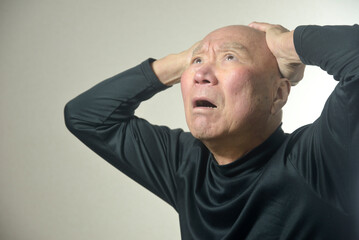 シニアの困り顔クローズアップ