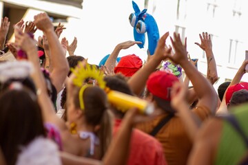 Fototapeta premium Foliões pulando carnaval de rua nas ruas da cidade de São Paulo. 
