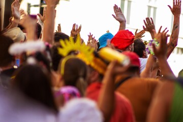 Foliões pulando carnaval de rua nas ruas da cidade de São Paulo. 
