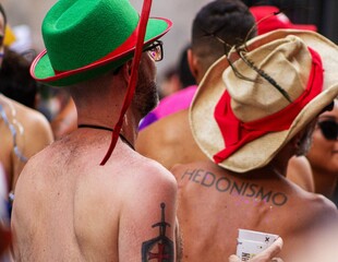 Chapéu de cowboy no carnaval de rua de São Paulo. 