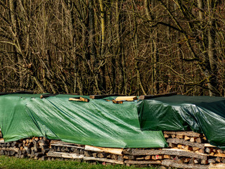 Abgedeckter Stapel mit Brennholz © focus finder