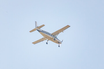 名物のスカイダイビングを行う飛行機と今まさに飛び出したダイバー
栃木県栃木市渡良瀬遊水地-2024
