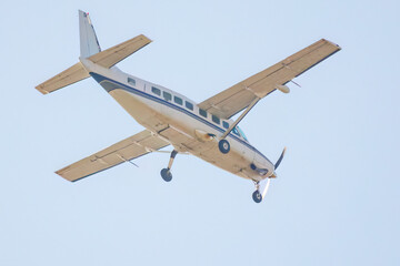 名物のスカイダイビングを行う飛行機と今まさに飛び出したダイバー
栃木県栃木市渡良瀬遊水地-2024
