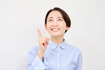 ひらめく女性　白背景