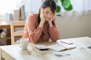 家計簿をつける若い女性