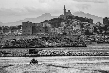 Vue de Marseille depuis le large