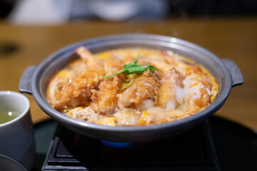 エビフライを卵でとじた鍋料理