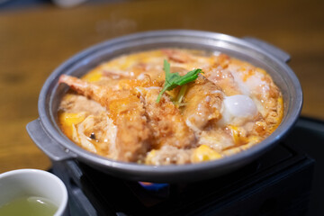 エビフライを卵でとじた鍋料理