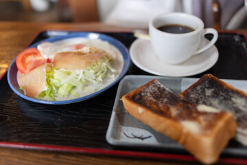 トーストとコーヒーを飲む朝食
