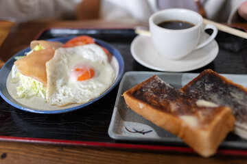 トーストとコーヒーを飲む朝食