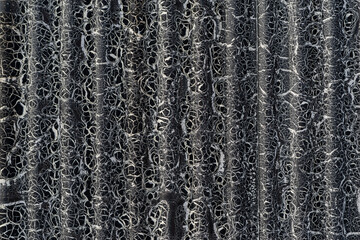 ひび割れた黒色のトタンの壁