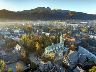 Widok na Zakopane z Giewontem i Tatrami jesienią z drona o poranku © Michal45