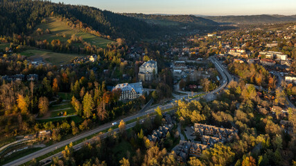 Widok na Zakopane z Giewontem i Tatrami jesienią z drona o poranku