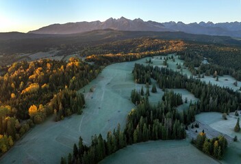 Łapszanka: Widok na Tatry Bielskie jesienią o poranku z lotu ptaka, drona © Michal45
