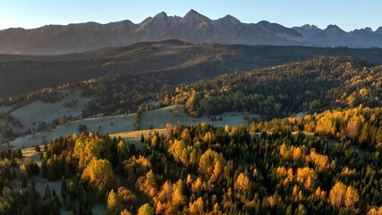Łapszanka: Widok na Tatry Bielskie jesienią o poranku z lotu ptaka, drona © Michal45