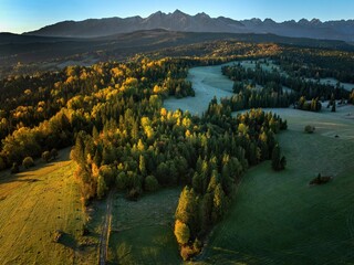 Łapszanka: Widok na Tatry Bielskie jesienią o poranku z lotu ptaka, drona © Michal45