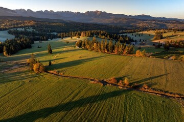 Łapszanka: Widok z drona o poranku jesienią na Podhale, Tatry i lasy w pobliżu przełęczy © Michal45