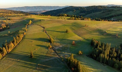 Łapszanka: Widok z drona o poranku jesienią na Podhale, Tatry i lasy w pobliżu przełęczy © Michal45