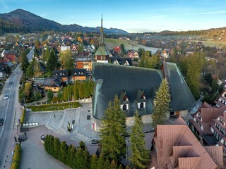 Zakopane: Sanktuarium na Krzeptówkach - widok z drona o poranku jesienią