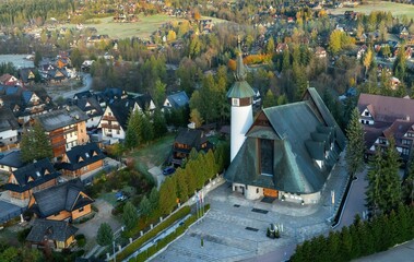 Zakopane: Sanktuarium na Krzeptówkach - widok z drona o poranku jesienią