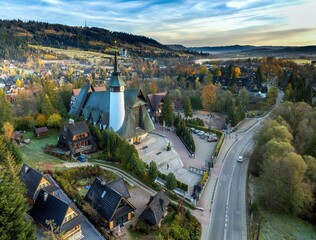 Zakopane: Sanktuarium na Krzeptówkach - widok z drona o poranku jesienią