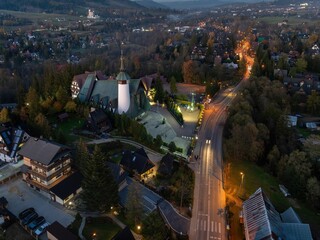 Zakopane: Sanktuarium na Krzeptówkach wieczorną porą jesienią - widok z drona