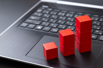 ノートパソコンと積み木のグラフ