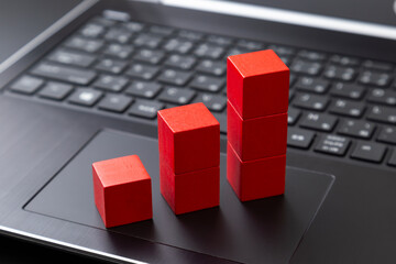 ノートパソコンと積み木のグラフ