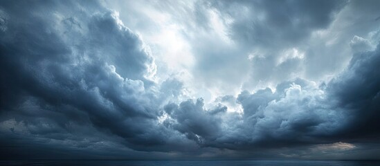 Obraz premium Dramatic cloudy sky with varying shades of gray enveloping a vibrant city skyline highlighting the contrast of urban structures against nature.