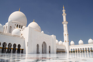 Fototapeta premium Beautiful view of the Sheikh Zayed Grand Mosque in Abu Dhabi, United Arab Emirates