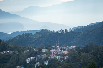Fototapeta premium Peaceful view of lush hills and quaint town of Kodaikanal, Tamil Nadu, showcasing nature's beauty at dawn