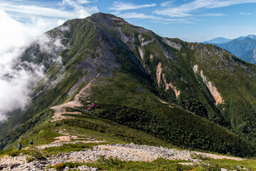 北アルプス常念岳と常念小屋を望む