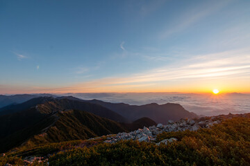 大天井岳にて 雲海と朝日を望む2
