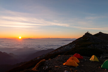 北アルプス大天井岳・大天荘より日の出を望む