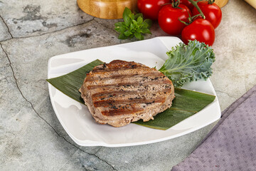 Grilled tuna medallion in the plate