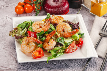 Salad with prawn and quinoa