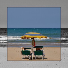 Cornice bianco e nero con foto a colori di ombrellone e sdraio in spiaggia