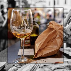 Cornice bianco e nero con foto a colori di bicchire con birra