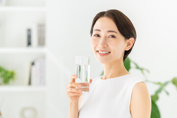 ミネラルウォーターの飲むミドルの女性