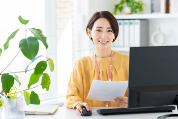 オフィスで働くビジネスウーマン