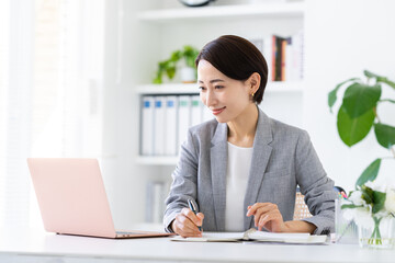 オフィスで働くミドルのビジネスウーマン