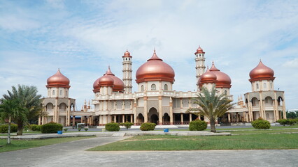 This mosque is an important part of the spiritual journey. Many visitors take the time to pray here, asking for blessings and peace of mind.
