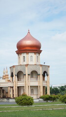 This mosque has an architecture that is a blend of Middle Eastern, Asian and Acehnese styles.