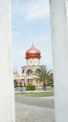 This mosque has an architecture that is a blend of Middle Eastern, Asian and Acehnese styles.