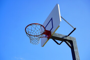 青空の下のバスケットゴール