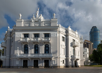 Obraz premium YEKATERINBURG, RUSSIA. Yekaterinburg State Academic Opera and Ballet Theater on a summer evening