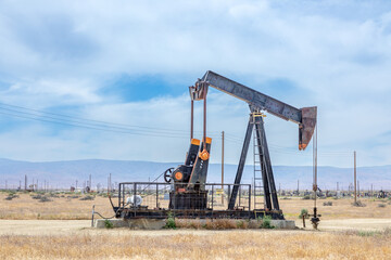 pump jacks for oil drilling in Lost Hills , California