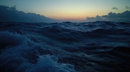 Obraz premium Dramatic Ocean Waves at Dusk with Dark Clouds and Soft Sunlight at the Horizon