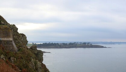 Obraz premium waves crashing on rocks